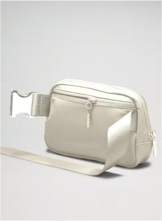 لولوليمون حقيبة حزام في كل مكان، حقيبة بطن مدمجة ومريحة مع جيوب بسحاب، وجيب خارجي يسهل الوصول إليه، وجيب أساسي داخلي للتخزين أثناء التنقل، لون كريمي - Image 2